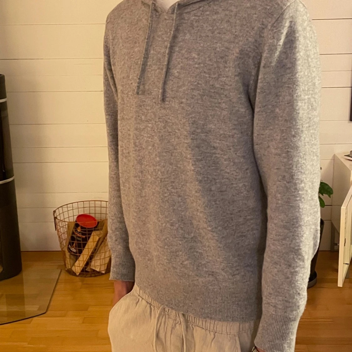 Grå hoodie i kashmir från Sayless - 1