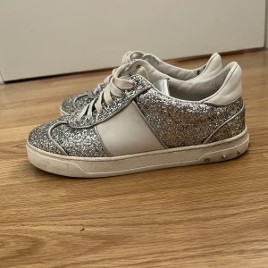 Valentio flycrew - Säljer ett par stilrena valentio flycrew storlek 38 väldigt bra skick 8,5/10 hör av er vid intresse 💞💞