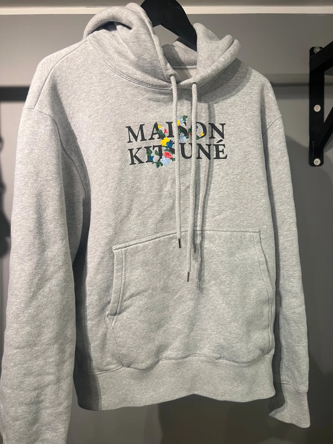 Maison Kitsuné grå hoodie  - 1