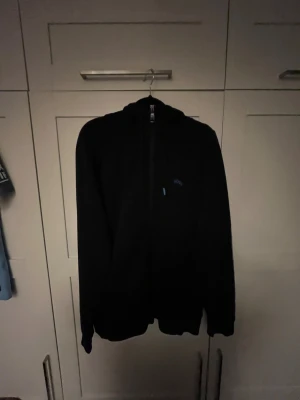 Boss zip hoodie - Boss zip hoodie i storlek M inga defekter på den förutom de blåa grejerna på snörena så är en blå grej borta på höger snöre annars så är den i väldigt bra skick 