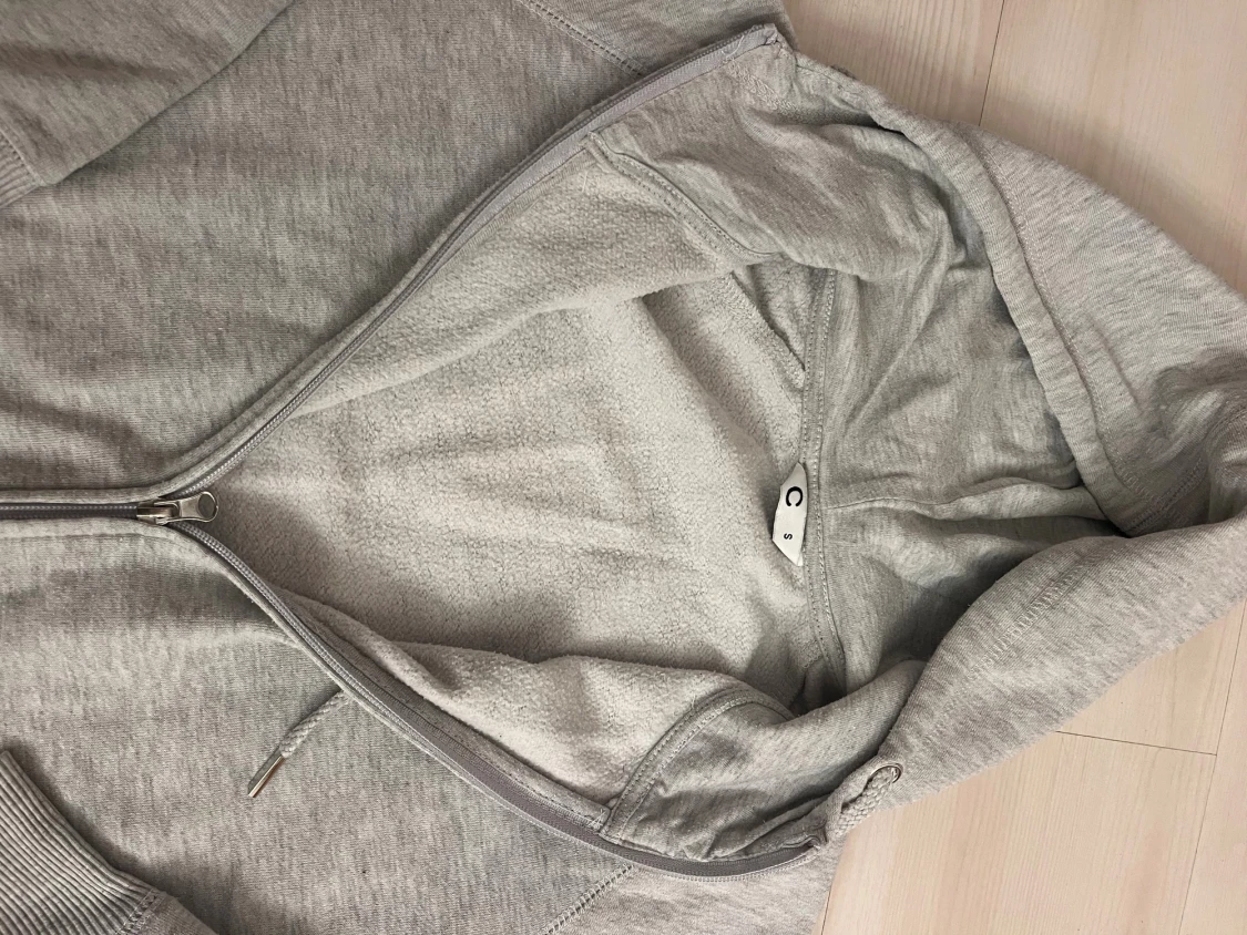 Grå hoodie med dragkedja och huva - 3