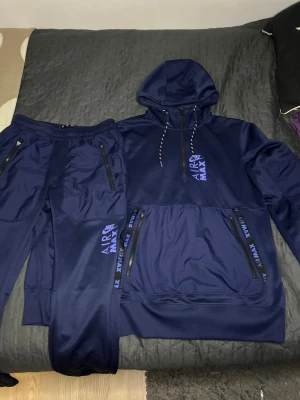 Nike Air Max Tracksuit Sällsynt - Nike Air Max Tracksuit, Väldigt sällsynt, Båda delarna är storlek XS, Nytt och fräsch skick på båda delarna, säljs ej separat. Kontakta mig vid intresse och pris kan diskuteras vid snabb affär.
