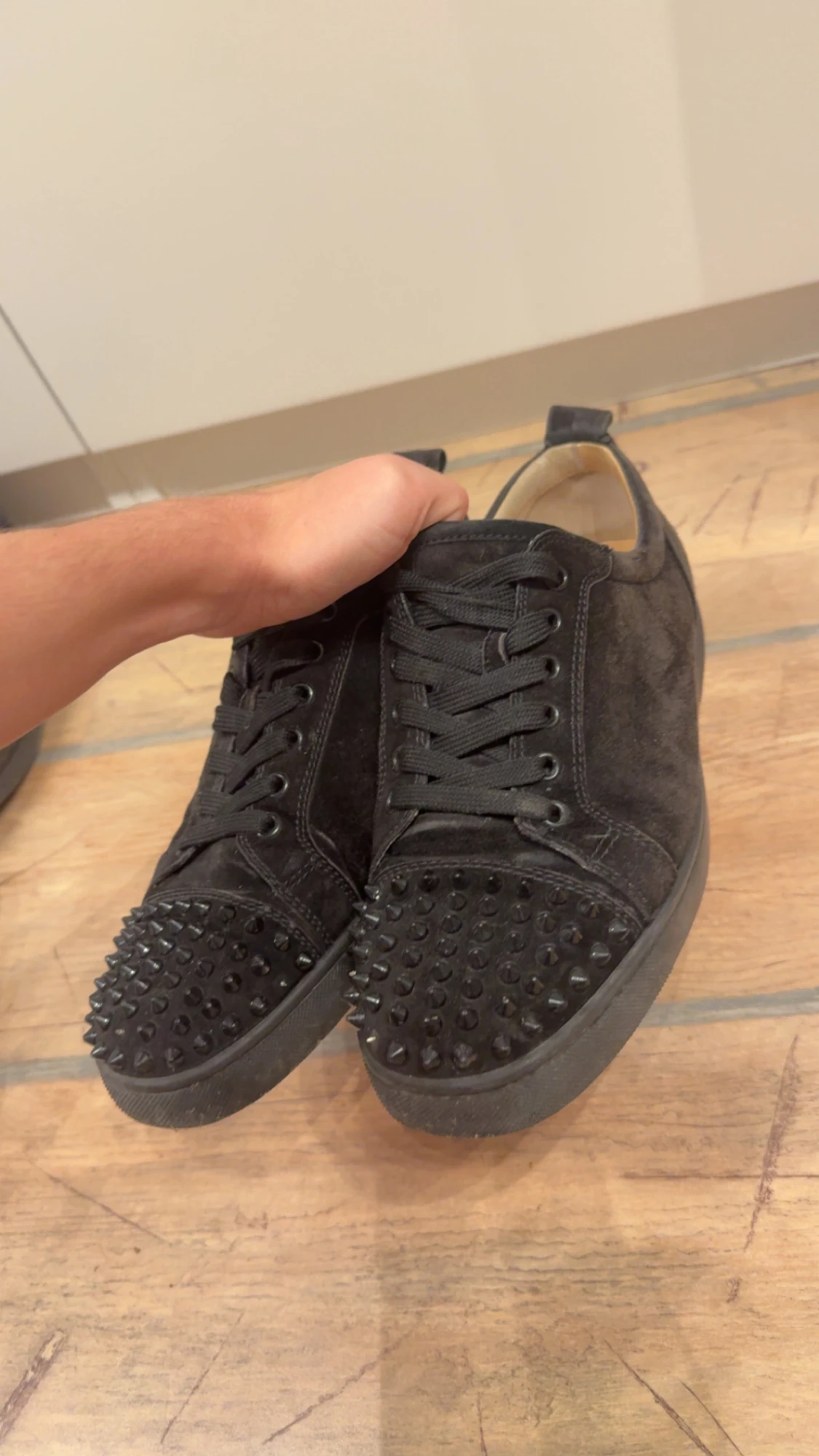 Svarta sneakers med nitar från Louboutin - 1