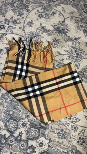 Burberry halsduk  - Helt ny perfekt inför vintern,100% kashmir 