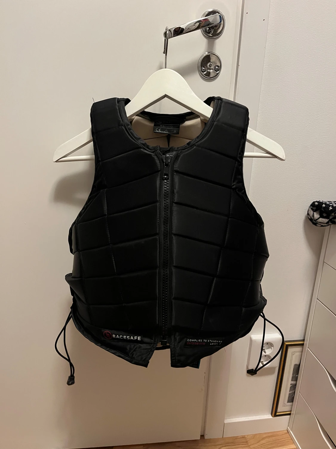 Svart säkerhetsväst från Racesafe