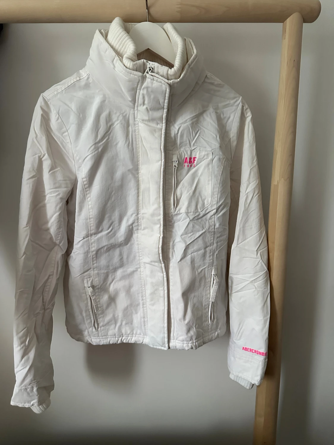 Vit vindjacka från Abercrombie