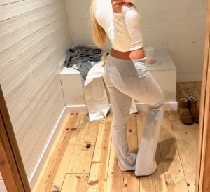 Brandy Melville byxor  - Snygga ljusgrå mjukisbyxor med bootcut-ben. Har endast andvänt dom tre fyra gånger men pga att dom är för långa för mig så blev de lite smutsiga längst ner vid skorna. Men inget som påverkar utseendet 