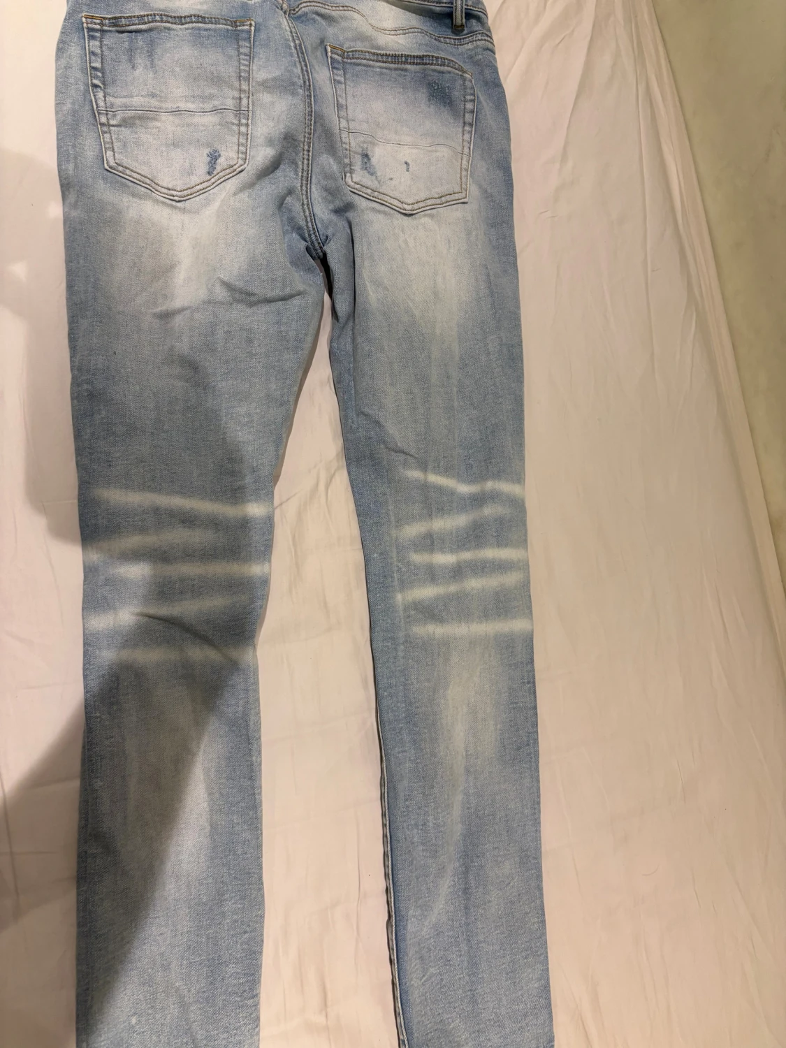 Ljusblå ripped jeans från Amiri - 2