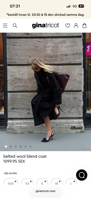 Svart kappa  - Stilren svart kappa i ullblandning från Gina Tricot. Lång modell med bälte i midjan, klassisk krage och långa ärmar. Helt ny och slutsåld!!! Vid intresse kan fler bilder skickas