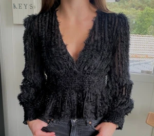 Svart blus - Superfin blus med v-ringning och smock! Storlek 32 men passar XS☺️💗