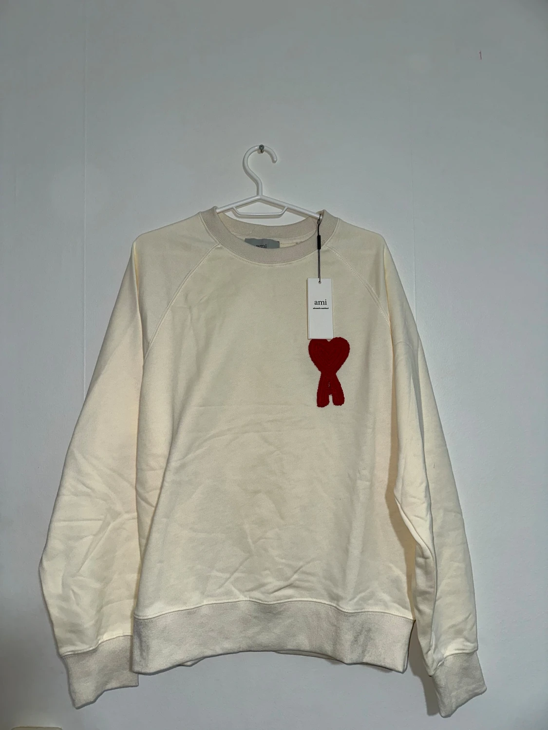 Beige sweatshirt från Ami med rött hjärta