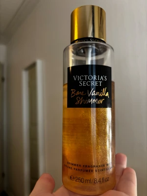Bare Vanilla Shimmer Victoria’s secret  - Ca 70% kvar i flaskan. Doftar jättegott med fint shimmer. Tänk på att eftersom shimmer versionen är tjockare, kan sprutet bli en aning svårare att få ut, viktigt därför att rengöra spruthålet regelbundet och skaka flaskan innan användning.