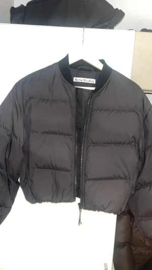 Acne studios jacka - Cropped oversized jacka från Acne. Sparsamt använd och inga skador på jackan. Storlek 34 (passar även om man har 36)