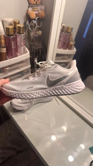 Tranings/jumpaskor  - Väldigt fina och i jättebra skick dem är knappt använda och bara använda inomhus. 