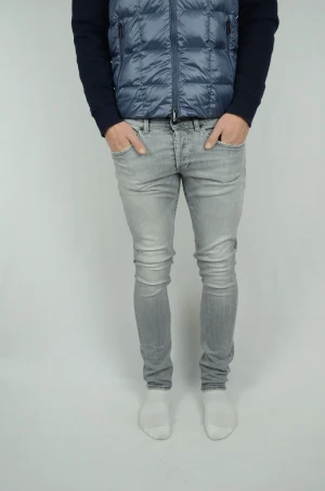 Dondup Jeans  - DONDUP GEORGE NYASTE MODELLEN  Storlek : W32  Modell : George  Mått : A = 40CM - B = 105CM  Användning : Jeansen är i ett väldigt fint skick utan defekter  Nypris : Cirka 3000SEK  Modellen på bilden är 182CM och väger 76KG