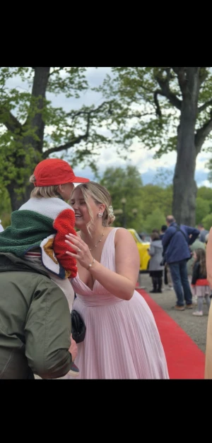 balklänning  - Säljer denna super fina balklänningen i storlek 40, den rä enbart använd en gång och även kemtvättad efter de🌸