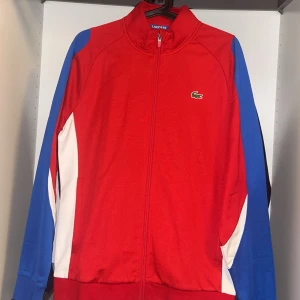 Lacoste tracksuit LIMITED EDITION - Endast provad förtjänar mer kärlek i en annan garderob köpt för 1400kr