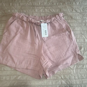 Shorts med prislapp - Högmidjade 