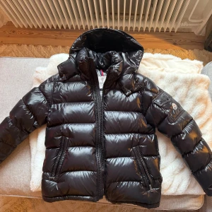 Moncler Maya svart storlek 3 - Säljer Moncler Maya i färgen svart. Den är sparsamt använd med få täcken på användning. Har inte vågat använda den lika mycket som jag kanske borde, där med säljer jag den. Kvitto finns från Moncler, samt legit checks kan skickas med video osv. Endast seriösa köpare. Äkta där av priset. Storlek 3 (M ungefär). Kan mötas i Stockholm innerstad. Pris kan diskuteras vid snabb affär, alternativt upphämtning. 
