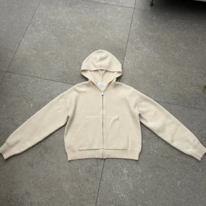 Beige/vit hoodie med dragkedja från Zara - Finstickad hoodie med dragkedja från Zara. Jättefin och i nyskick. Stl 164 men passar Xs/s. 