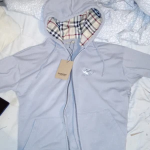 Burberry hoodie - Här har vi en skönt gjord från mig Burberry hoodie den är storlek S ganska ny har en prislapp, och kommer kanske tillomed i en Burberry box om ja hittar all amin aboxar ja har!