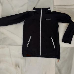 Mclaren vind jacka - Säljer nu denna snygga vind jackan från F1-laget mclaren. Köpt för 1299kr i deras officiella shop. I storlek S, perfekt mot både regn och vind och luva ingår! Tveka inte på att höra av er vid eventuella frågor eller mer bilder!