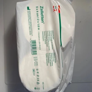 Zelletten 5 x 4 cm - Zelletten 5 x 4 cm, 2 x 500 st, bomullspads för naglar, luddfria. En använd (den på andra bilden) de andra 3 är oanvända. Inköpta på nagelgiganten. 