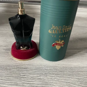 Jean Paul Gaultier Le Beau Parfum - Stilren och unik parfym från Jean Paul Gaultier, Le Beau Le Parfum. Flaskan rymmer 125 ml och är tillverkad i Spanien. Perfekt för dig som vill sticka ut med en ikonisk doft i snygg design. Nästan ny hade sagt att de är 100ml kvar 