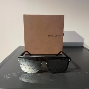 Svarta solglasögon - Svarta solglasögon som funkar perfekt till sommaren och vardagen och är dessutom prydliga och snygga:) OBS, pris kan diskuteras!