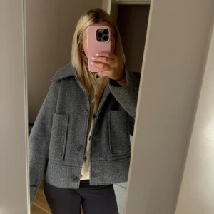Kappahl kappa - Så fin grå kappa från Kappahl!! Köptes för två år sen för 899❣️❣️