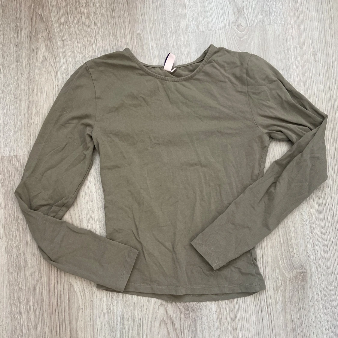 Olivgrön långärmad topp