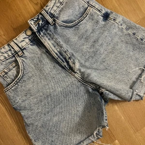 jeansshorts - Ljusblåa jeansshorts från Zara. Jättefint skick och supersnygga