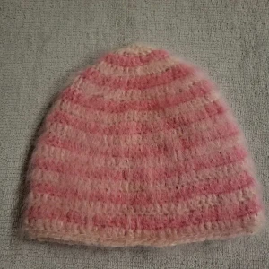 Mohair Rosa randig virkad mössa - Handgjord egen virkad mössa i mohair mix, oanvänd. Supermjuk och fluffig mössa i brunt och vitt. Kommer lägga upp flera egen virkade mössor inom kort, följ för att inte missa!
