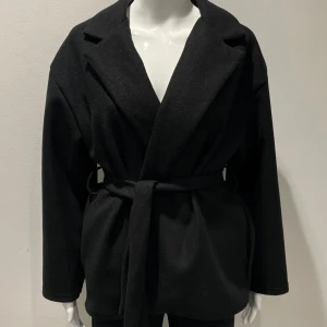 Svart kappa från Missäy  - Säljer min kappa från missäy. Använd men fint skick. Storlek S. Nypris 379 + frakt på 70kr. Mitt pris 300kr