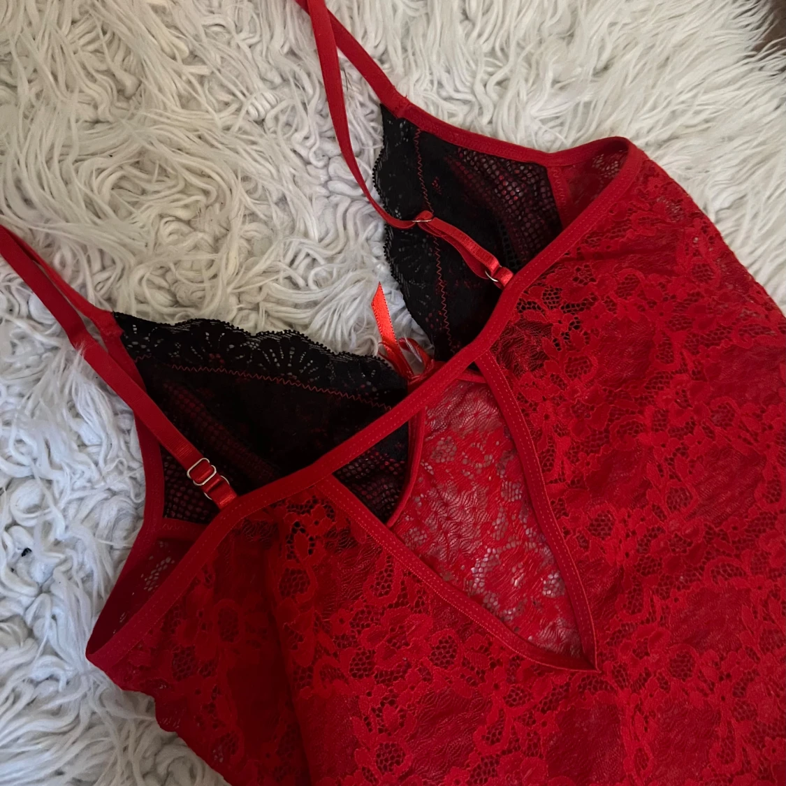 Röd spetsig nattlinne med svarta detaljer - 1