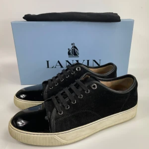 Lanvin skor  - Hej! Säljer nu dessa sjukt snygga lanvin skor. Skorna är i toppskick! Har begränsat antal boxar och dustbag. Hör av dig vid frågor. 