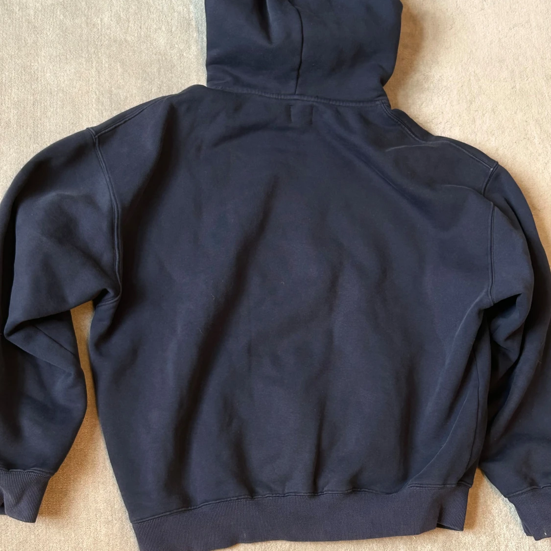 Mörkblå hoodie från Broken Oslo - 1