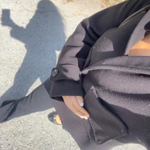 Svart jacka med stora knappar - Ser väldigt nopprig ut men den är inte det, utan ser ut så på bild.