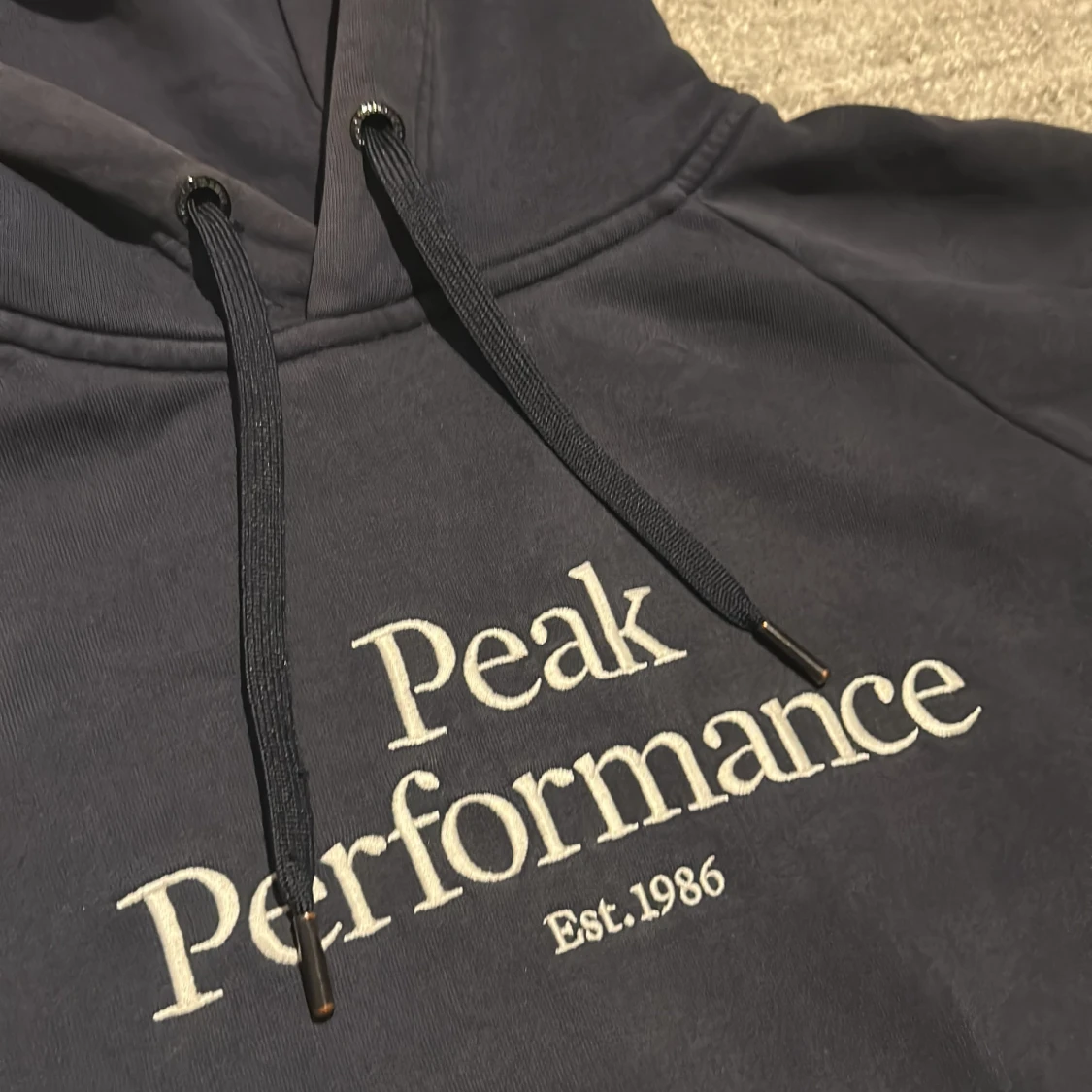 Mörkblå hoodie från Peak Performance - 1