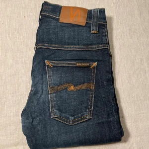 Mörkblå jeans från Nudie Jeans - | märke: Nudie Jeans | plagg: jeans | skick: 9/10 | storlek: W29 L32 | nypris: 1500kr | mitt pris: 349kr | färger: mörkblå | pris kan diskuteras | hör av dig vid minsta fråga eller fundering // MatteoResell |