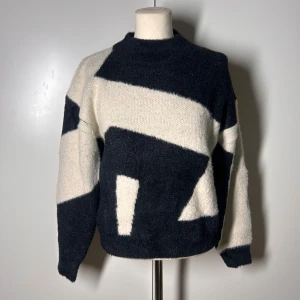 Stickad tröja svart och vit Vila  - Vit och svart stickad tröja från vila. Nyskick. Storlek xs men passar även s. Nypris 529kr (slutsåld) Köp sker via köp nu, jag postar inom 24h. Kvar tills markerad såld 