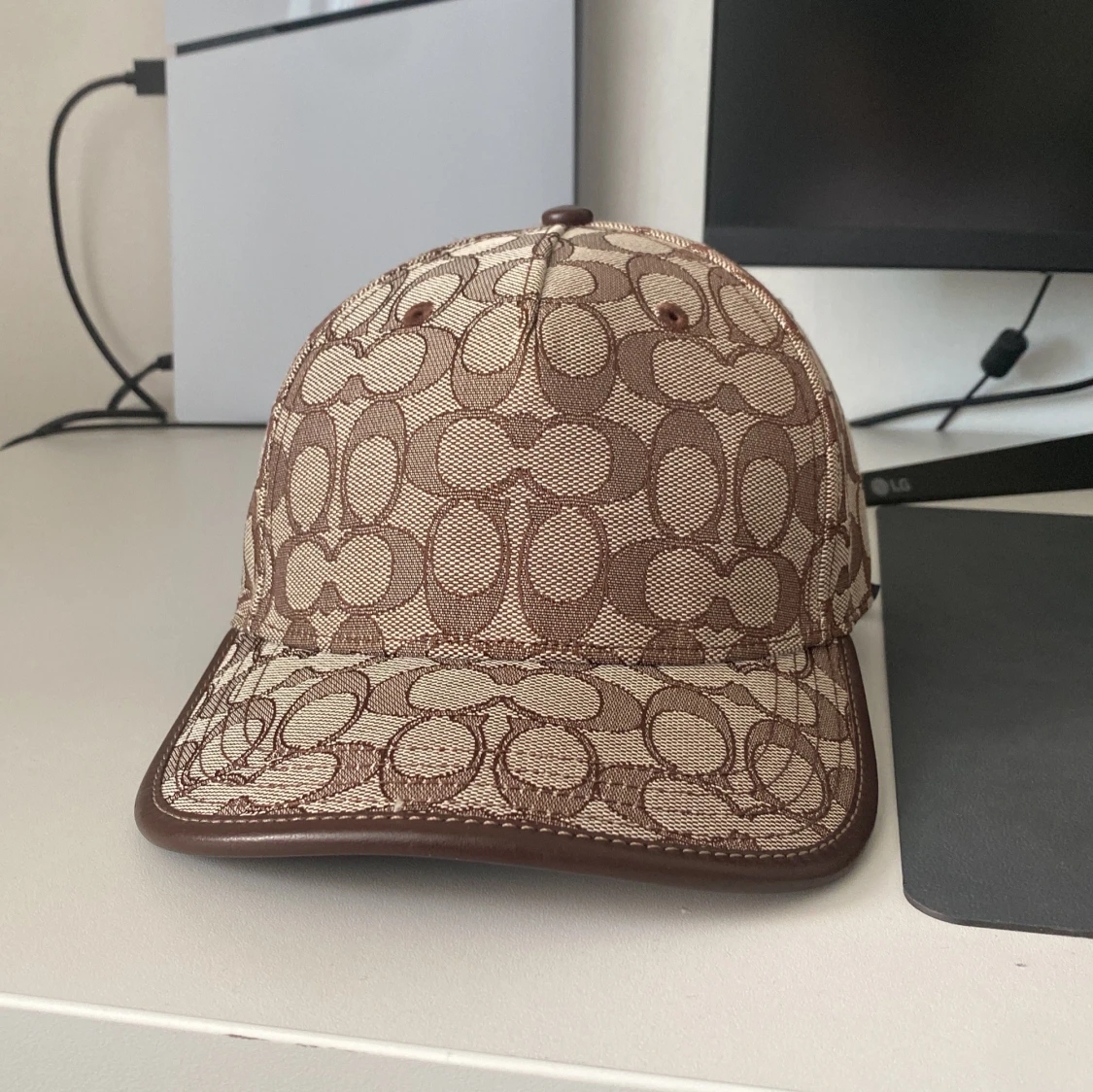 Coach keps med monogram i brunt