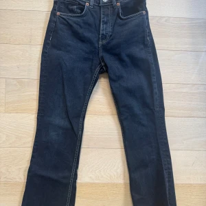Svarta jeans från Zara, storlek 36 - Snygga svarta jeans från Zara i klassisk femficksmodell. Jeansen har lätt utsvängda ben, kontrastsömmar och normal passform. Tillverkade i jeanstyg med en mörk tvätt. Passar perfekt till en kortare person, ca 160 cm. 