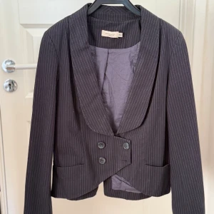 Skräddarsydd kavaj - Super fin kavaj i randigt. Passar både för S och M. 