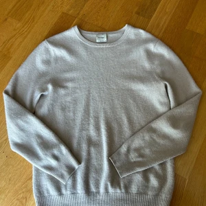 Cashmeretröja John Henric - Supermjuk och lyxig beige tröja i 100% kashmir från John Henric. Klassisk rund halsringning och ribbade muddar vid ärmslut och nederkant. Perfekt för dig som vill ha en stilren och bekväm look med premiumkänsla.