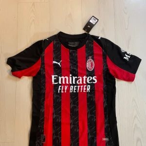 AC Milan 25/26 hemma - Riktigt snygg AC milan tröja. Helt oanvänd. Storlek är S