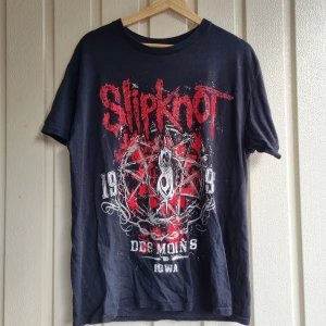 Slipknot t-shirt från EMP  - Svart t-shirt från EMP med tryck fram och bak. Ändast används några gånger.
