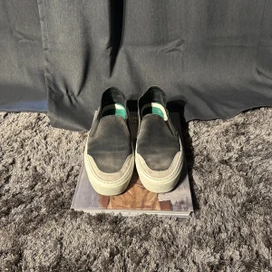 John Elliot Slip Ons - John Elliot Slip Ons (STEAL 5000kr nypris) Storlek: 42-43 Skick: 8/10 Färg: Svart/Grå Hör av er vid fler frågor eller funderingar!✌️😊//Hugo