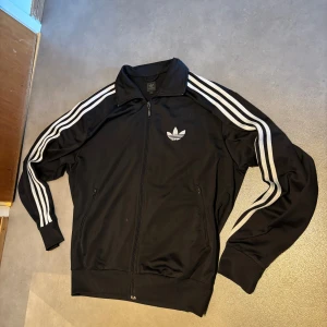 Vintage adidas track top - Stilren adidas track top från år 2007                               Mycket bra skick, storlek M