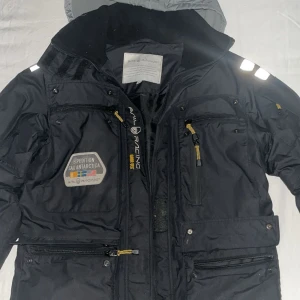 Sail racing jacka - Hejsan säljer en jätte fint vinter jacka den tål även vatten/regn. Säljer den jackan för använder inte den längre. Nypris på denna jackan är typ mellan 8500kr till 15000kr. Säljer den mycket billigare för den riktiga huvan till denna jackan är försvunnit så tog ett annan huva och la det på denna jackan. 